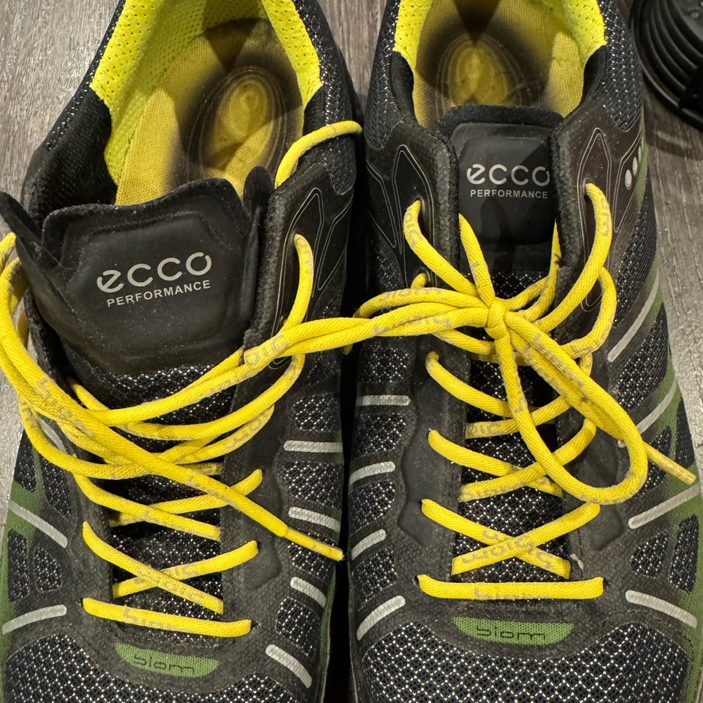 ECCO Men's Black and Yellow Athletic Shoes